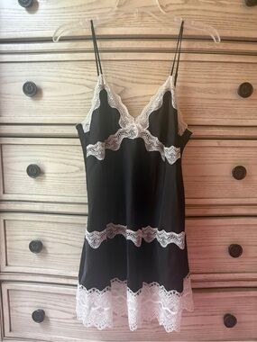 Vintage Y2K Victoria’s Secret Black White Lace Satin Camisole Size Large